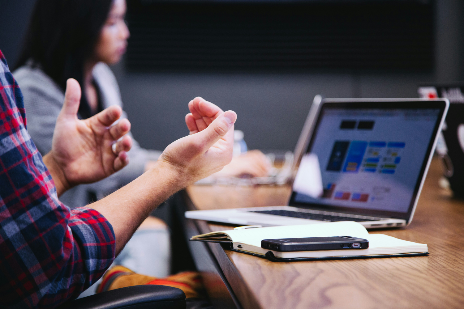Konsulent forklarer kunde fordelene ved Sitemule platformen